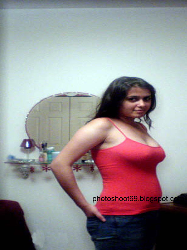 South Indian Girls Mallu Aunties Pakistani Girl Showing Her Sexy Figure In Tight Clothes